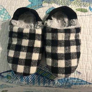 Plaid black and white slippers